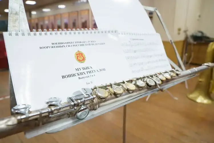 Нотная книжка "Музыка воинских ритуалов" – это единый репертуар для всех военных оркестров, который содержит ноты произведений для поднятия флага, встречи командира, возложения венков