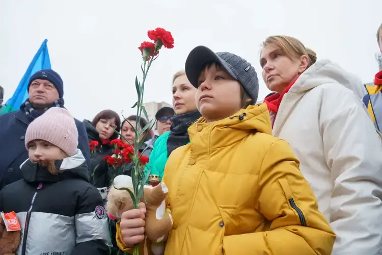 чтобы почтить память павших, горожане несут цветы к памятнику Святому Георгию Победоносцу на площади Победы областного центра
