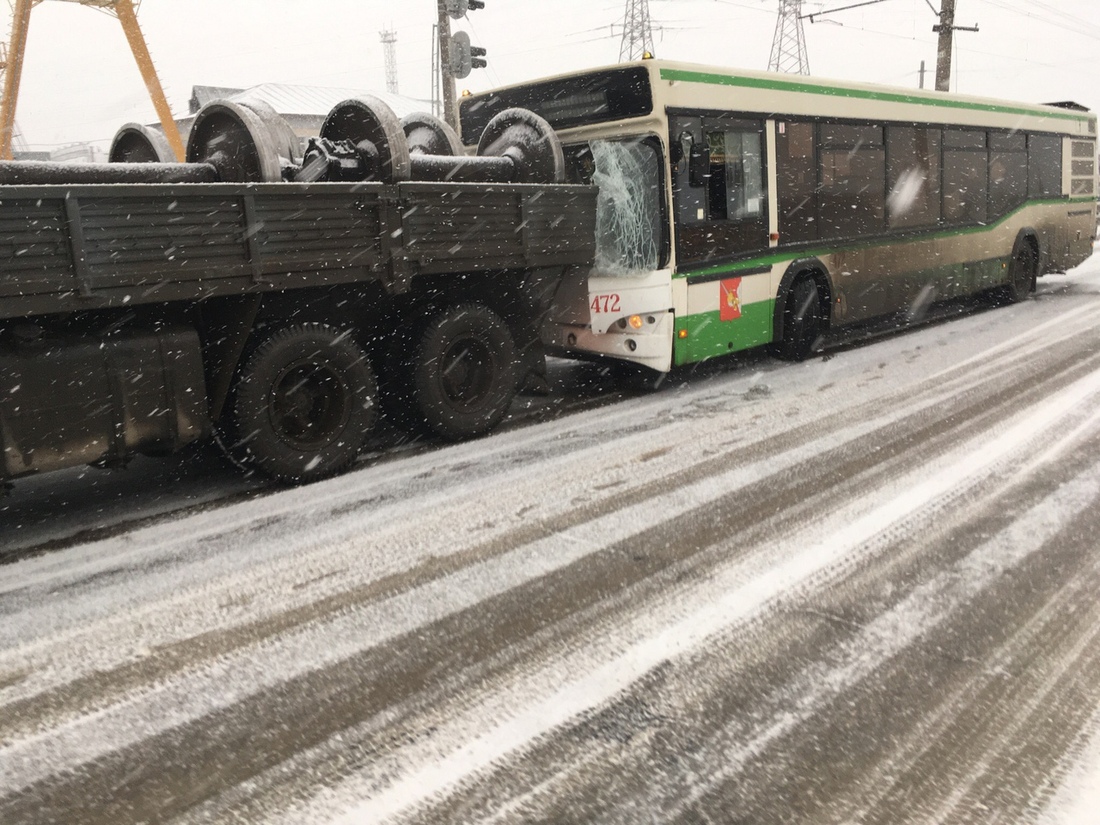 Автобус въехал в КамАЗ в Вологде: 2 человека пострадали