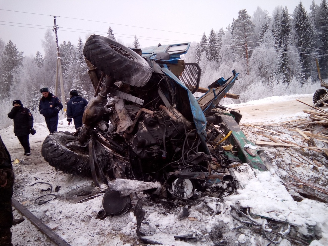 Лесовоз столкнулся с поездом в Бабушкинском районе: есть пострадавшие