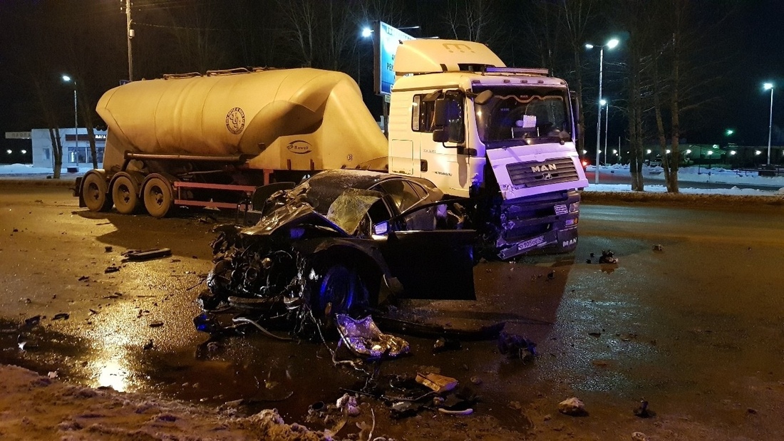 Жесткая авария на въезде в Череповец: автоцистерна столкнулась с иномаркой