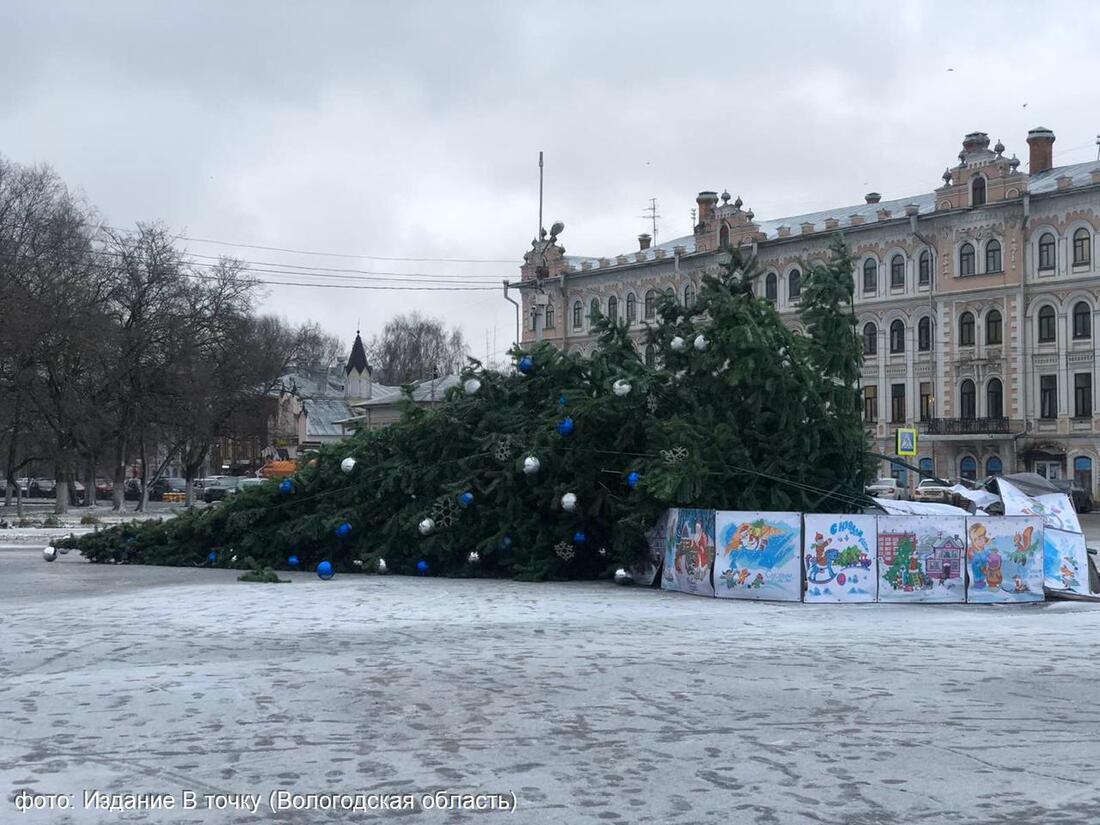 Новогодний конфуз: на площади Революции упала ёлка