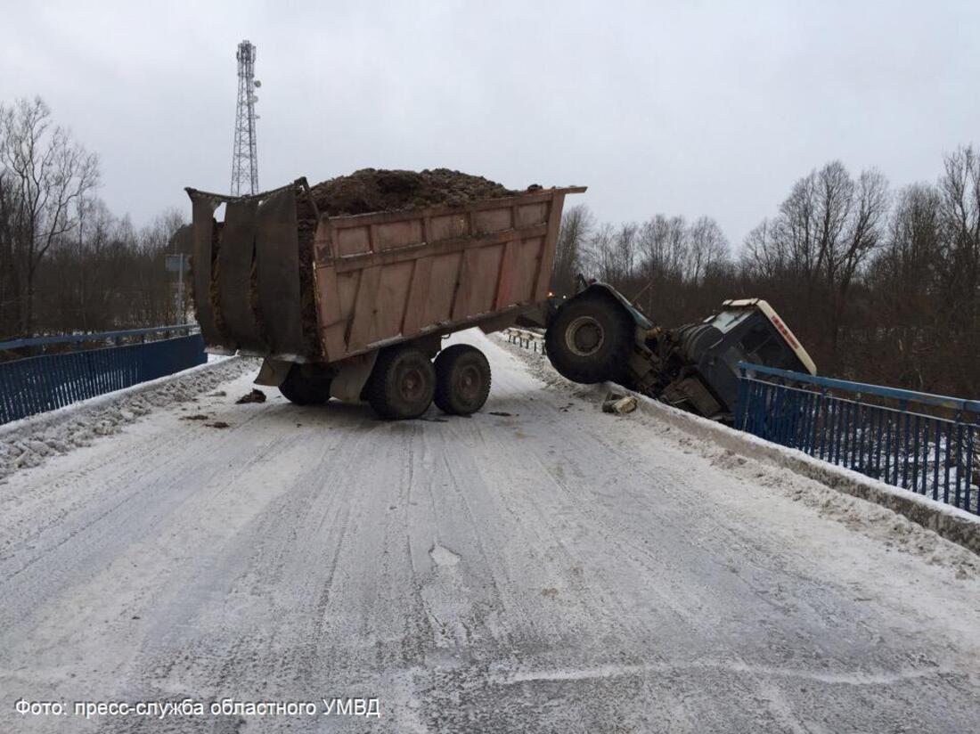 Трактор опрокинулся с моста в Вологодском районе