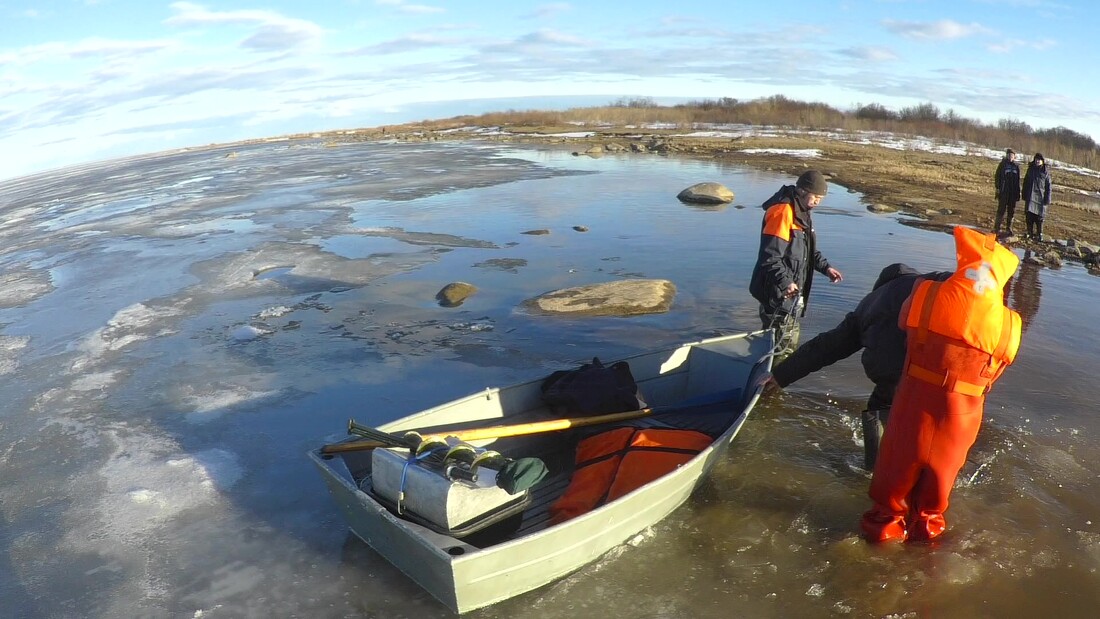 Троих рыбаков спасли с подтаявшего льда Кубенского озера