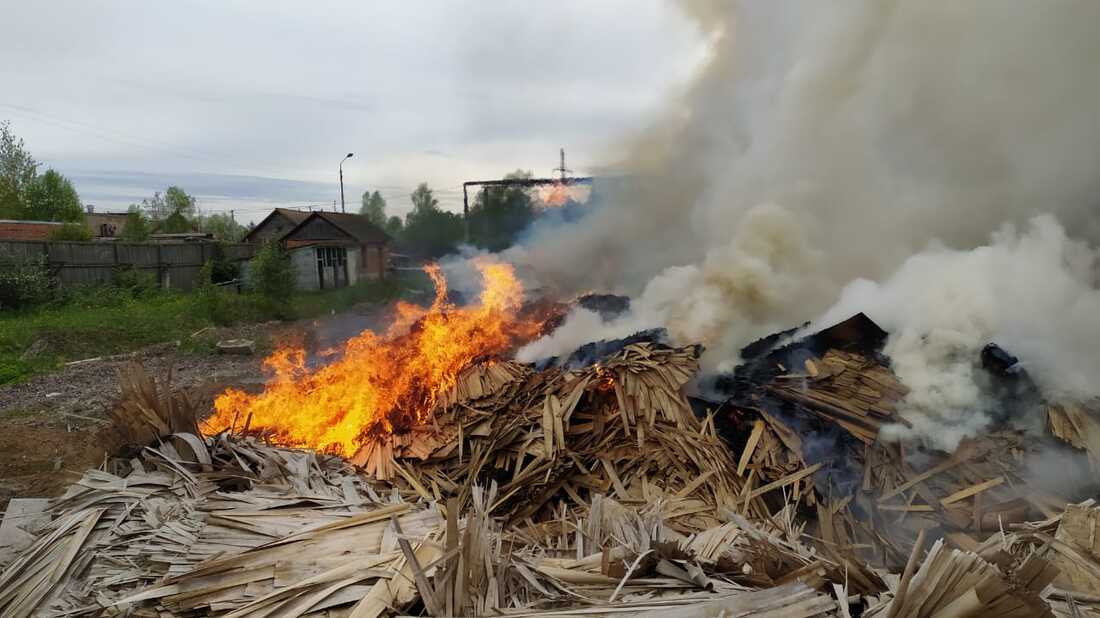 В Соколе загорелась крупная свалка промышленных отходов