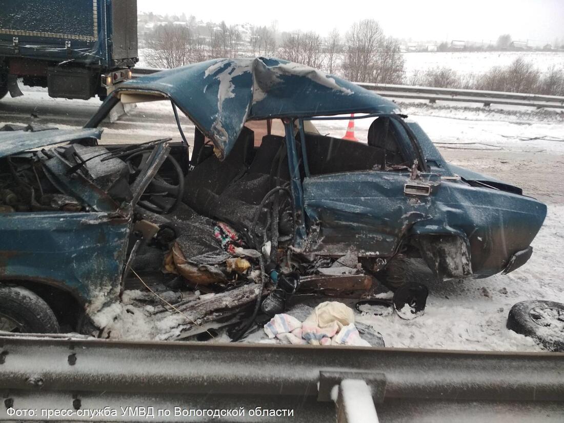 В Вологде мужчина погиб при столкновении грузовика и легковушки 