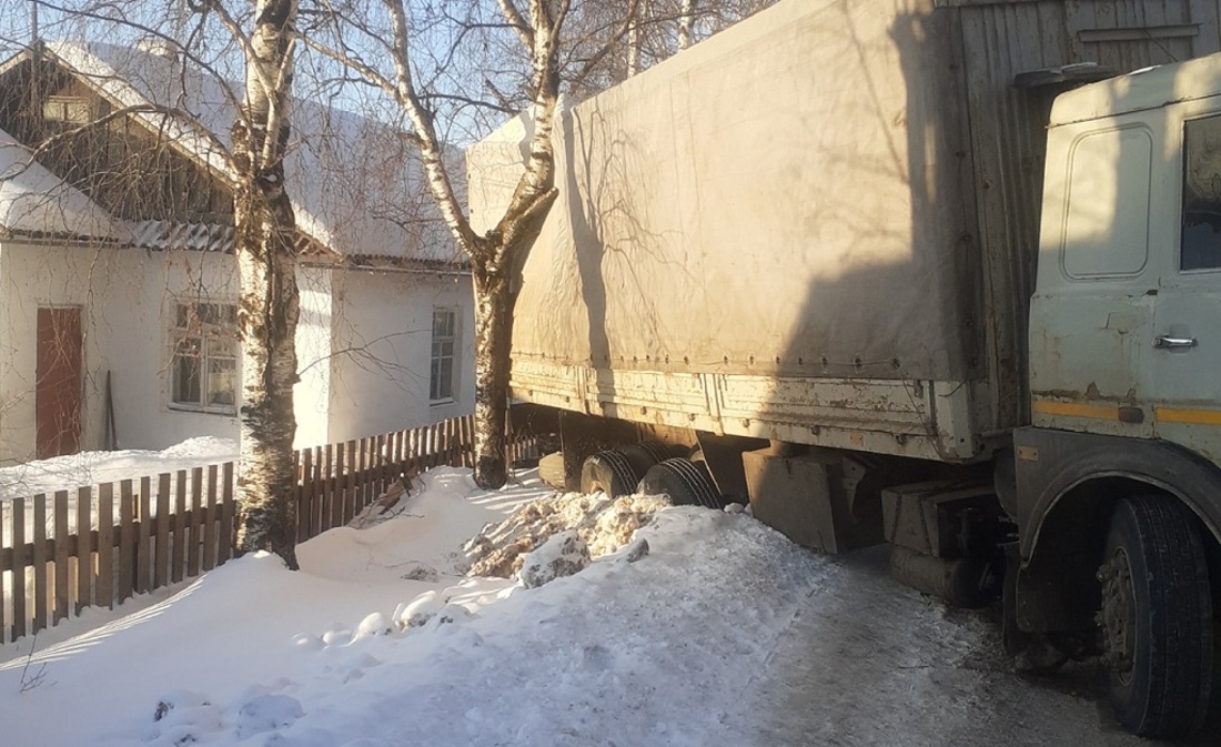 Два грузовика в Соколе чуть не врезались в жилой дом