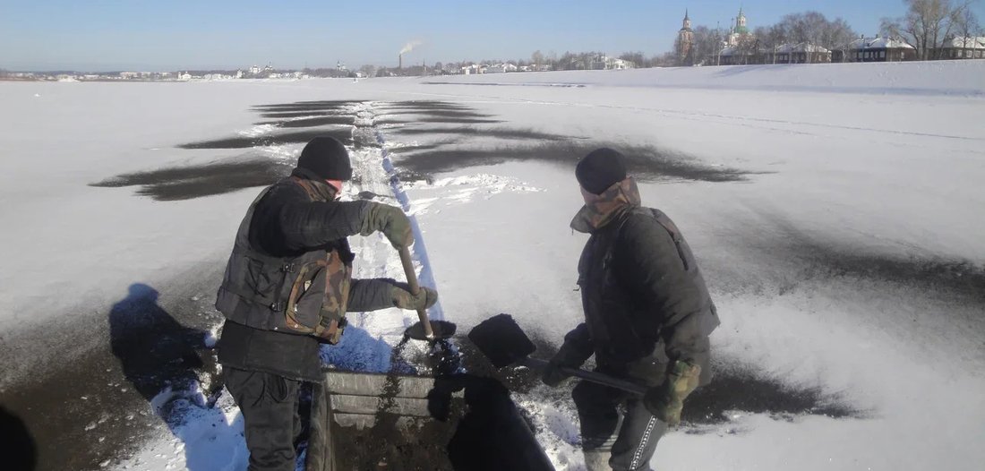 Противопаводковые меры: в Великоустюгском районе приступили к чернению льда
