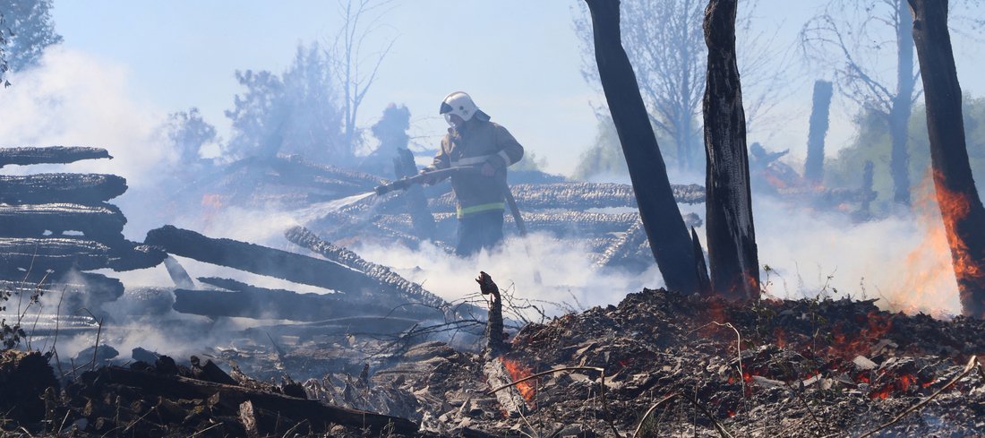 Сразу 4 дома сгорели дотла при пожаре в Никольском районе