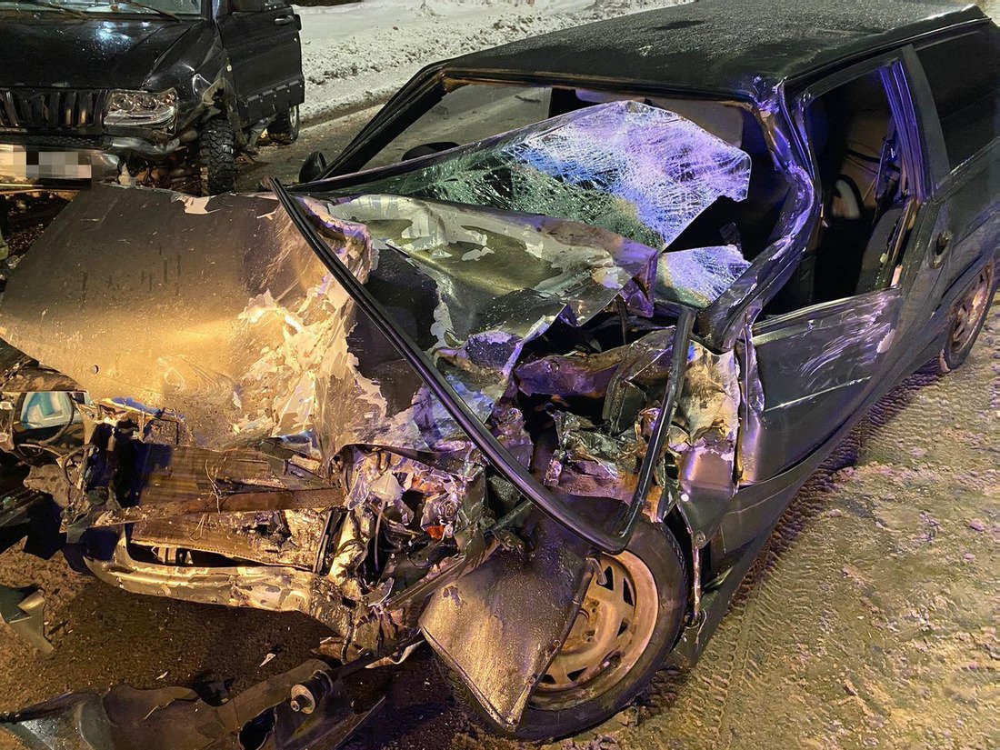 Водитель «ВАЗа» пострадал в аварии в Череповце