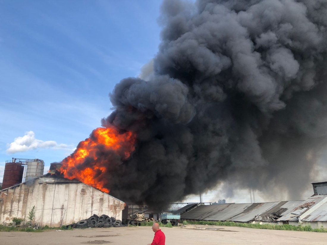 Крупный пожар произошёл на одном из складов Череповца