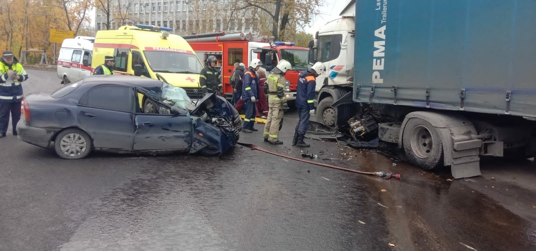 Иномарка врезалась в грузовик: несколько человек пострадали в жёсткой аварии в Череповце