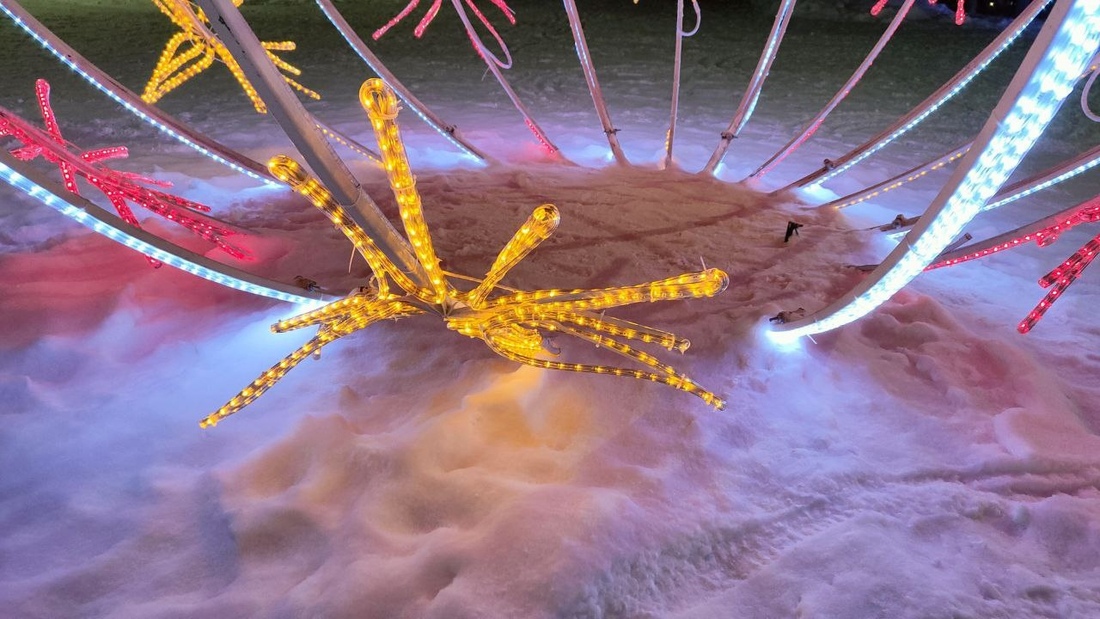 Вандалы испортили новогодние украшения на центральной площади Вологды