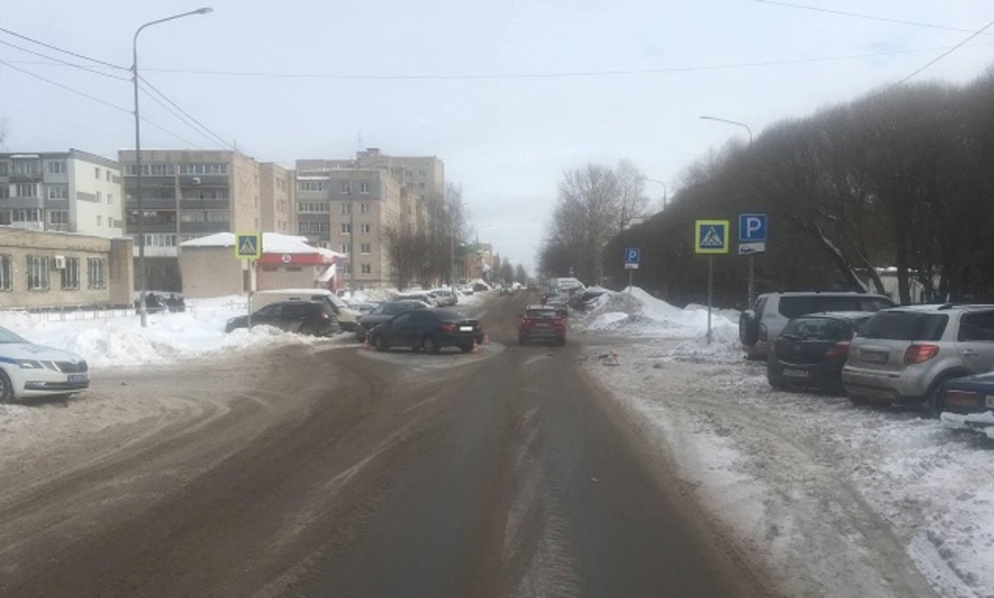 Две иномарки столкнулись на перекрёстке в Вологде