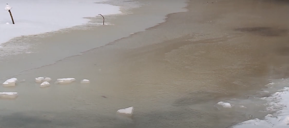 Мужчина на снегоходе провалился под лёд Кубенского озера