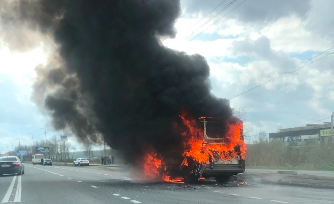 Микроавтобус с пассажирами загорелся в Череповце