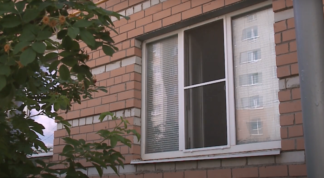 Два пенсионера выпали из окна в Череповце