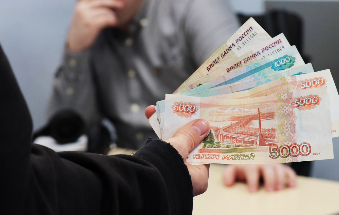 Предприниматель из Вологды за два месяца задолжал работникам около миллиона рублей