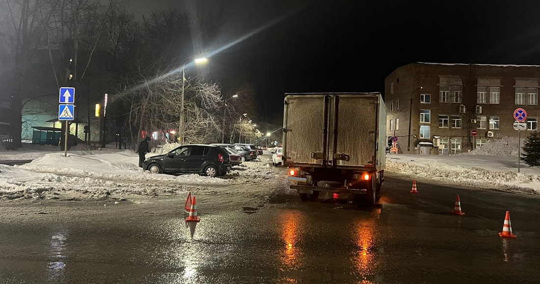 Женщина попала под колёса грузовика в Череповце 