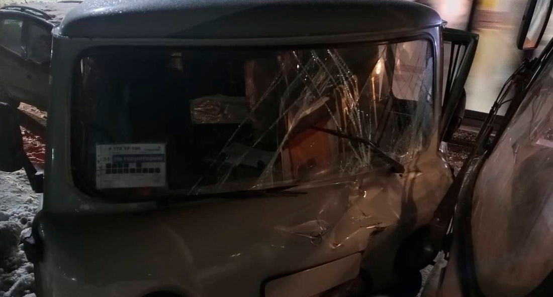 Пассажирский автобус протаранил несколько авто в Череповце: есть пострадавшие