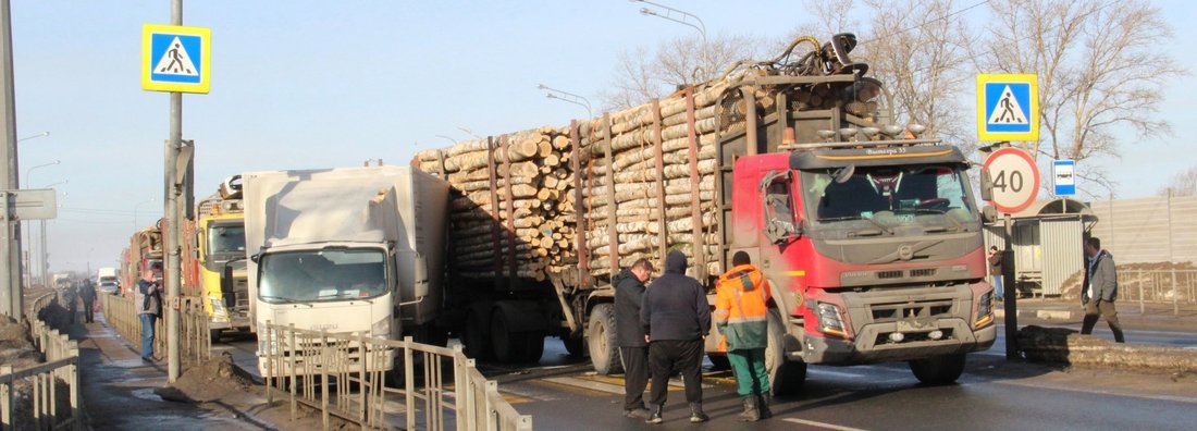 Лесовоз и фургон столкнулись в Шекснинском районе