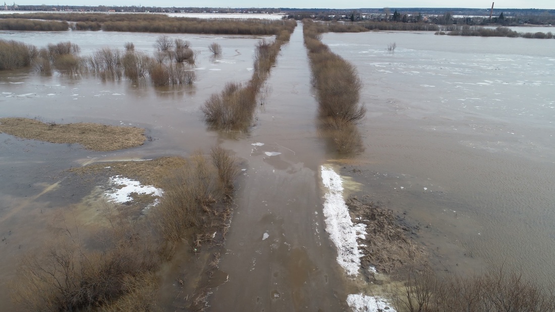 Вода затопила дорогу в Коромыслово в Великоустюгском округе