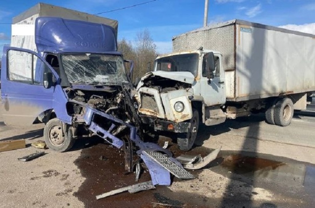 Жёсткое столкновение двух грузовиков произошло на окраине Вологды 