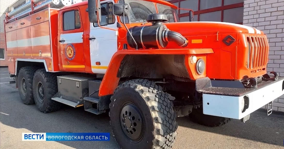 Двух мужчин спасли при пожаре в Вологде